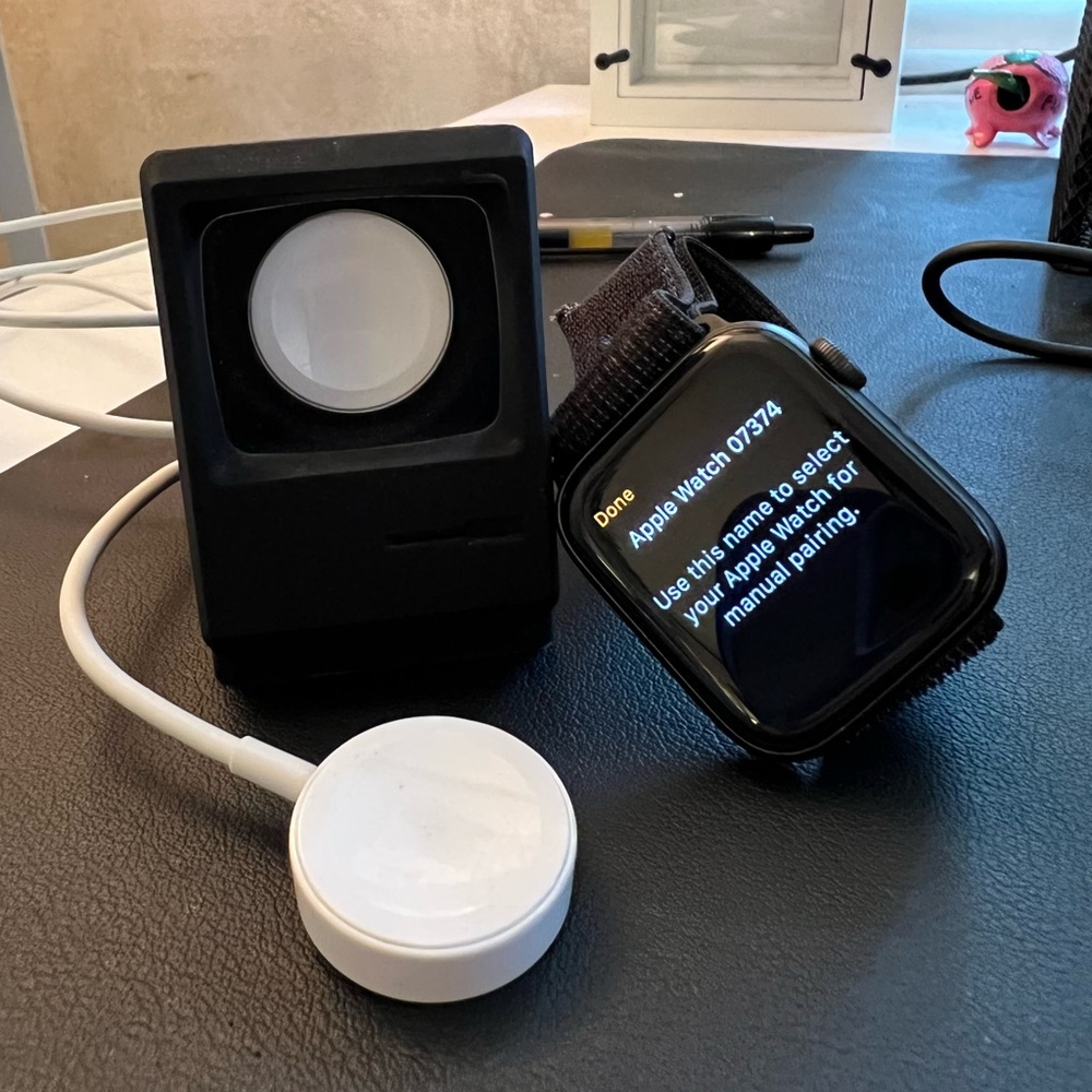 *EUC* Apple Watch SE Nike Edition 44mm w/ WiFi and GPS